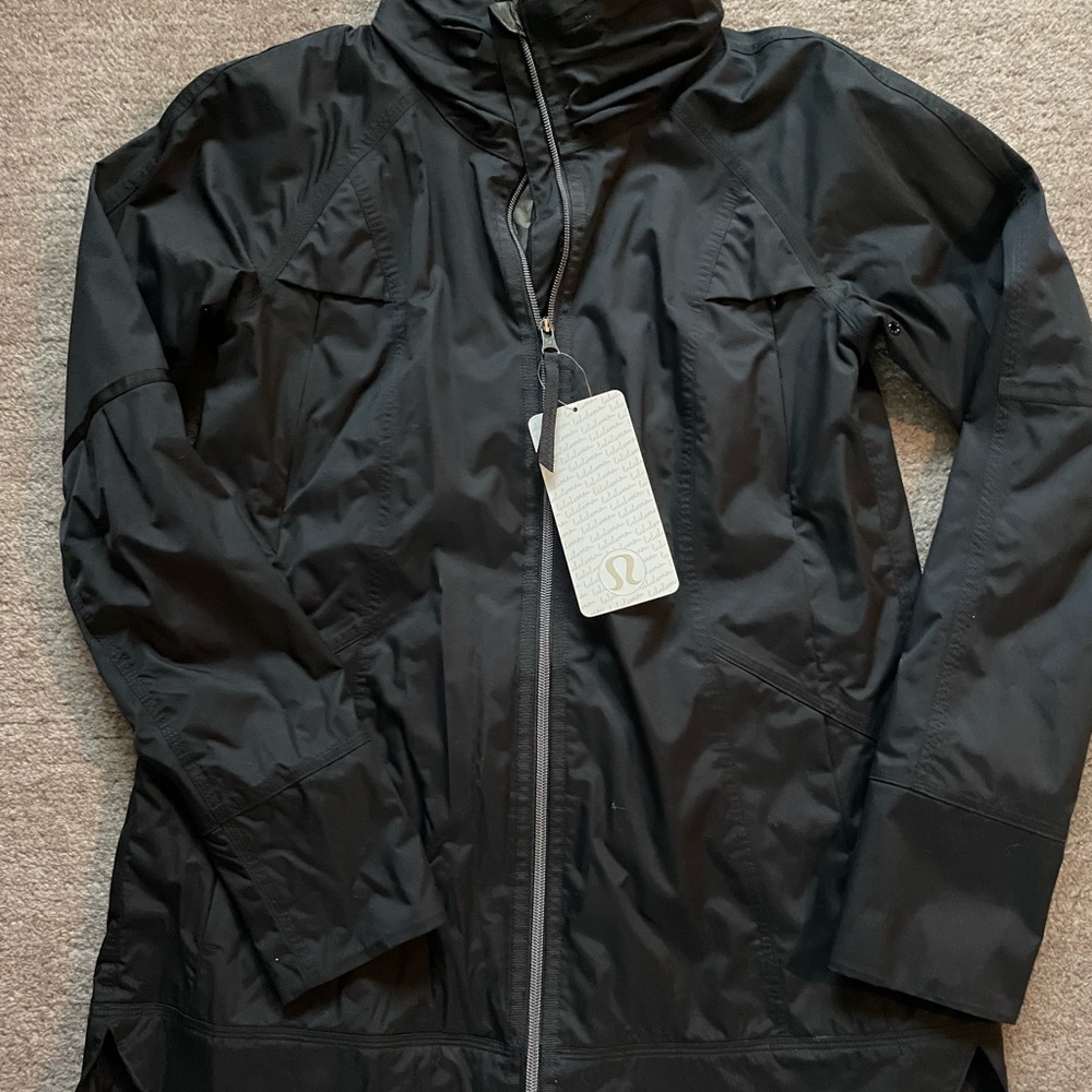 NWT Lululemon Fo Drizzle Jacket. Sz 6